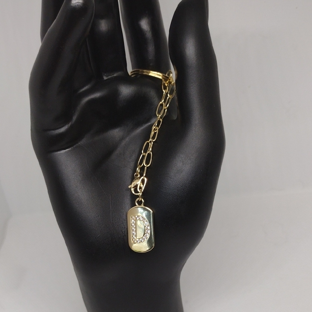 Elegant Gold Keychain with Stylish ‘D’ Pendant – Perfect Gift
